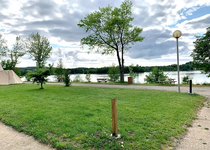 Point مكان تخييم Serrieres-de-Briord